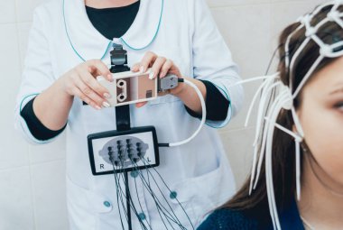 Doktor ve hasta encephalography elektrot ile. Electroencephalogram (Eeg)