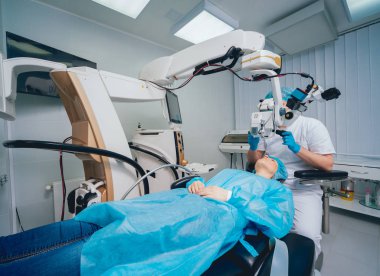 hasta ve cerrah oftalmik ameliyat sırasında işletim odasında