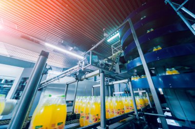 İçecek fabrika iç. Konveyör şişe suyu veya su ile. Modern aletleri