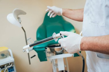 Proktoloğa bir anoscope karşı proctological sandalye holding