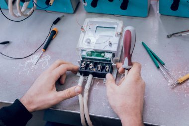 Elektrik ölçerler kontrol elektrikçi işçi