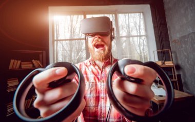 Sanal gerçeklik giyen genç sakallı adam ofiste gözlükler