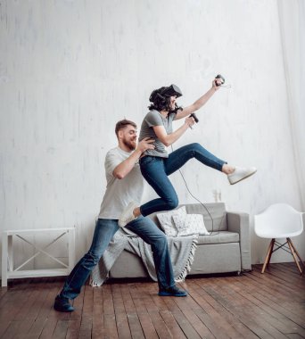 Delikanlı kız sanal gerçeklik ile oyun oynarken ile evde gözlükler. VR teknolojileri