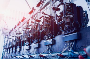 Elektrik donatımı. Elektrik kablo ve crimper. Elektrik sayacı. Arka plan