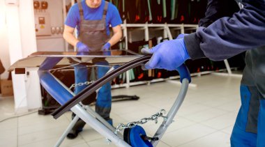 Ön cam veya cam otomatik servis istasyonu garajında bir araba yerine otomobil özel işçi. Arka plan