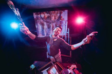 Studio çalışma genç erkek sanatçı