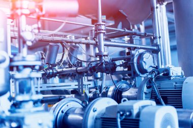 Modern bir bira iç. Varil ve borular. Fabrika iç. Sanayi arka plan