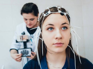 Doktor ve hasta encephalography elektrot ile. Electroencephalogram (Eeg)