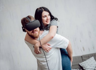 Delikanlı kız sanal gerçeklik ile oyun oynarken ile evde gözlükler. VR teknolojileri