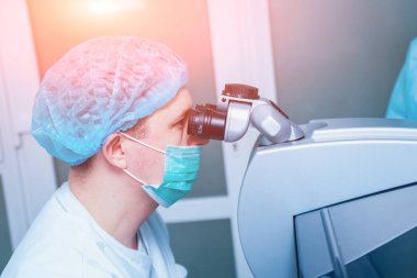 hasta ve cerrah ameliyathane oftalmik ameliyat sırasında oluşan