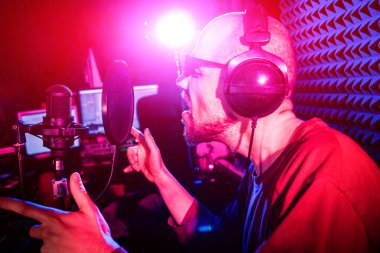 Kayıt stüdyosu olarak bir mikrofon ile şarkıcı söylüyor. Modern arka plan