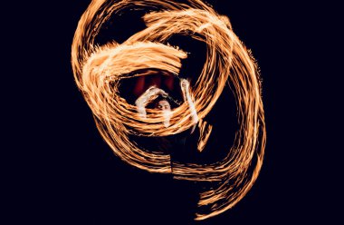 Gösteri yangın. Performans geceleri ateş.