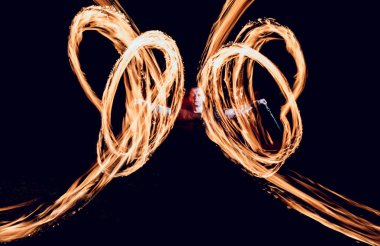 Gösteri yangın. Performans geceleri ateş.