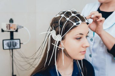 Doktor ve hasta encephalography elektrot ile. Electroencephalogram (Eeg)