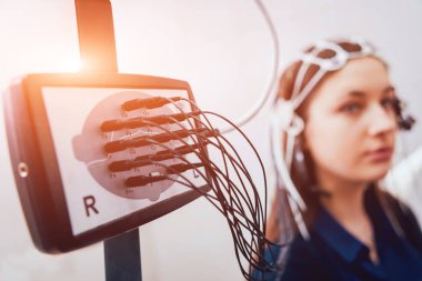 Doktor ve hasta encephalography elektrot ile. Electroencephalogram (Eeg)