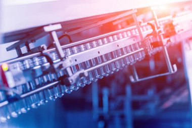 Otomatik Dolum Makinası su Plastik Pet şişe dökülen. Bira üretim. Endüstriyel arka plan.