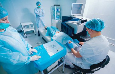 hasta ve cerrah ameliyathane oftalmik ameliyat sırasında oluşan