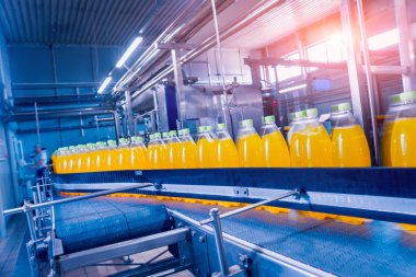 İçecek fabrika iç. Konveyör şişe suyu veya su ile. Aletleri