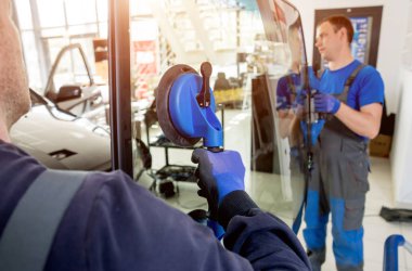 Ön cam otomatik servis istasyonu garajda araba yerine otomobil özel işçi