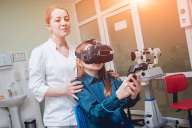 Göz hastalıkları doktor kız vizyon yardımıyla sanal gerçeklik kontrol koruyucu gözlük