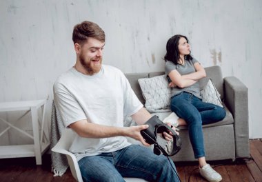 Delikanlı kız sanal gerçeklik ile oyun oynarken ile evde gözlükler. VR teknolojileri