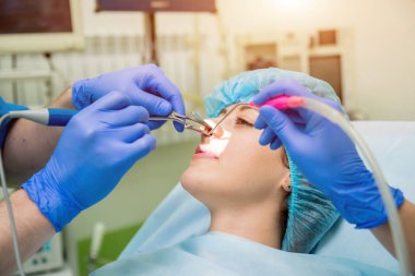 Burun concha buharlaşma ile coblation teknoloji yöntem lazer. Endoskopik sinüs cerrahisi. Modern tıbbi ekipman