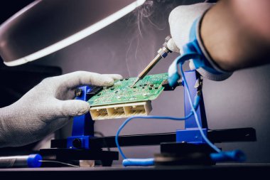 Elektronik cihazların tamiri, lehimleme ve devre kartı görünümünü kapat