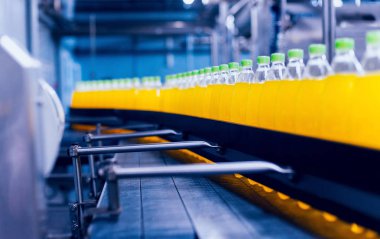 Konveyör şişe suyu veya su ile. İçecekler fabrika ekipmanları. Arka plan