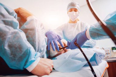 Endoskopi hastanede. Doktor holding endoskop gastroskopi önce. Tıbbi muayene