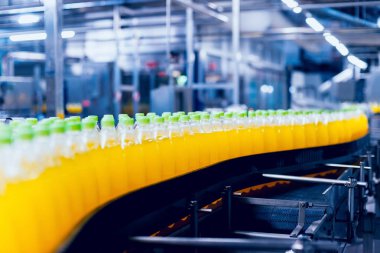 Konveyör şişe suyu veya su ile. İçecekler fabrika ekipmanları. Arka plan