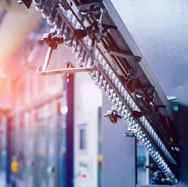 Otomatik Dolum Makinası su Plastik Pet şişe dökülen. Bira üretim. Endüstriyel arka plan.