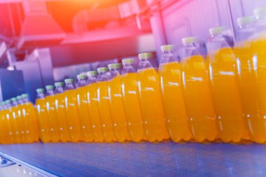 İçecek fabrika iç. Konveyör şişe suyu veya su ile. Modern aletleri