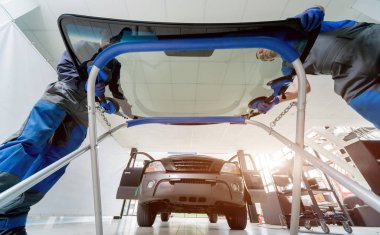 Ön cam veya cam otomatik servis istasyonu garajında bir araba yerine otomobil özel işçi. Arka plan