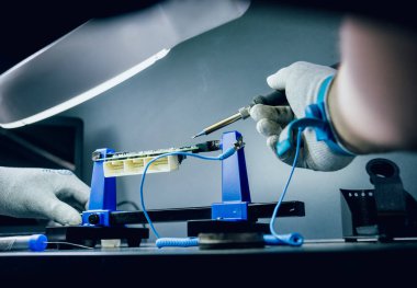 Elektronik cihazların tamiri, lehimleme ve devre kartı görünümünü kapat