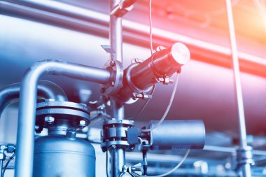 Modern bir bira iç. Varil ve borular. Fabrika iç. Sanayi arka plan