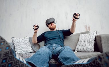 Sanal gerçeklik gözlükleri evde oyunu Genç sakallı adam. VR teknolojileri