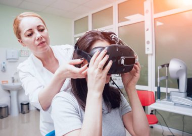Göz hastalıkları doktor kız vizyon yardımıyla sanal gerçeklik kontrol koruyucu gözlük