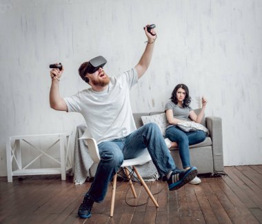 Delikanlı kız sanal gerçeklik ile oyun oynarken ile evde gözlükler. VR teknolojileri