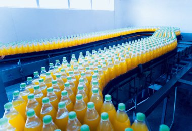 İçecek fabrika iç. Konveyör şişe suyu veya su ile. Modern aletleri