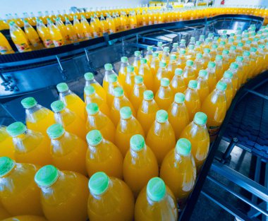 İçecek fabrika iç. Konveyör şişe suyu veya su ile. Aletleri