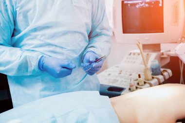 Cerrah ve ameliyathane cerrahi ekipman görevlisi. Arka plan