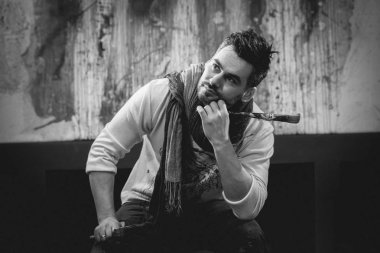 Studio çalışma genç erkek sanatçı