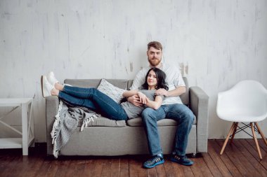 Eğleniyor ve evde gülerek mutlu çift.