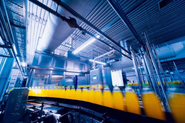 İçecek fabrika iç. Konveyör şişe suyu veya su ile. Modern aletleri