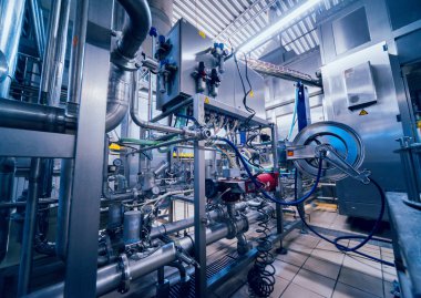 Modern bir bira iç. Varil ve borular. Fabrika iç.