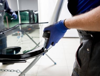 Otomobil özel alt ön cam veya cam otomatik servis istasyonu garajında bir araba değiştirme. Arka plan