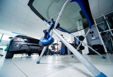 Ön cam otomatik servis istasyonu garajda araba yerine otomobil özel işçi
