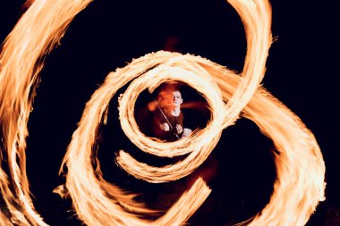 Gösteri yangın. Performans geceleri ateş.