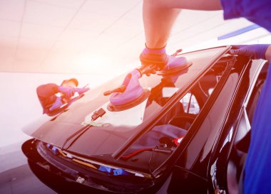 Ön cam otomatik servis istasyonu garajda araba yerine otomobil özel işçi