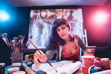 Studio çalışma genç erkek sanatçı